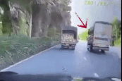 Khoảnh khắc xe tải lật nhào vì tránh xe tạt đầu khiến dân mạng tranh cãi