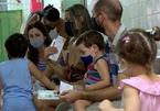 Cận cảnh quốc gia đầu tiên trên thế giới tiêm vắc-xin Covid-19 cho trẻ từ 2 tuổi