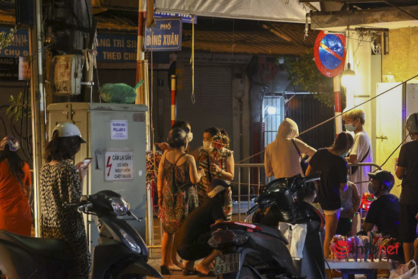 Hà Nội: Người dân đổ ra đường đi chơi Trung thu, phố cổ tấp nập