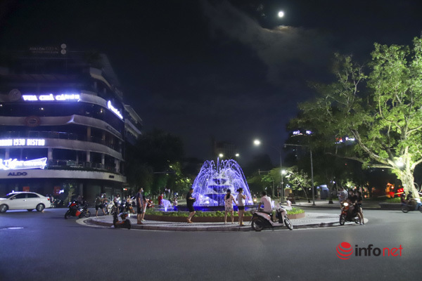 Hà Nội: Người dân đổ ra đường đi chơi Trung thu, phố cổ tấp nập