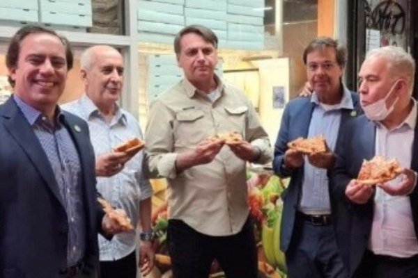 Chưa tiêm vắc xin, Tổng thống Brazil phải đứng ngoài đường ăn pizza ở New York