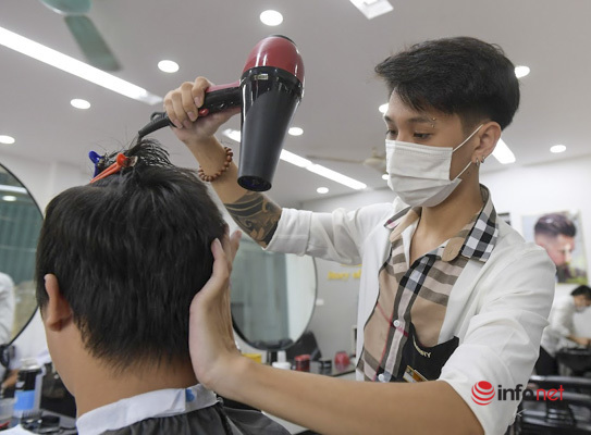 Hà Nội: Ngày đầu tiệm cắt tóc mở lại, thợ luôn tay không có phút nghỉ