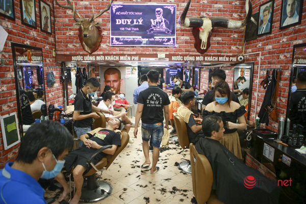 Hà Nội: Ngày đầu tiệm cắt tóc mở lại, thợ luôn tay không có phút nghỉ