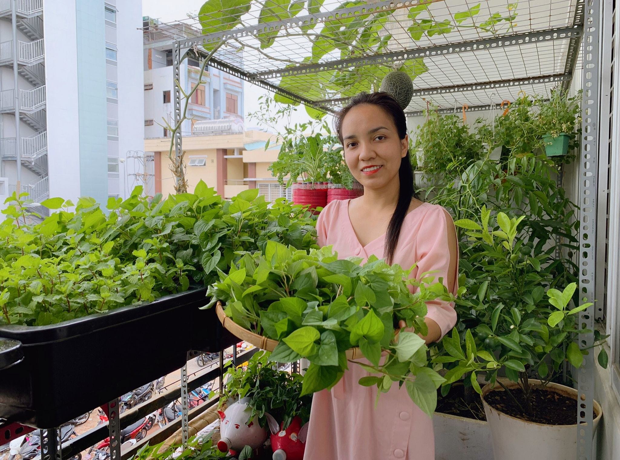 Bố đảm Sài Gòn 'biến' ban công 3m2 thành vườn rau xanh mơn mởn