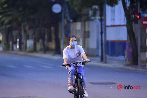 Hà Nội: Bờ Hồ thành 'trường đua' xe đạp buổi sáng sớm