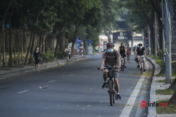 Hà Nội: Bờ Hồ thành 'trường đua' xe đạp buổi sáng sớm