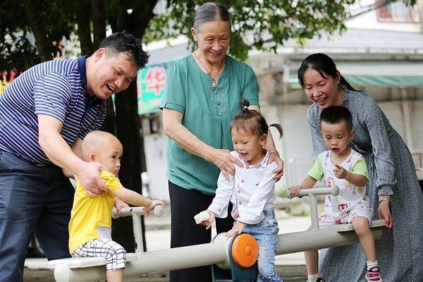 Được tặng tiền, nhiều cặp vợ chồng Trung Quốc tính chuyện sinh thêm con