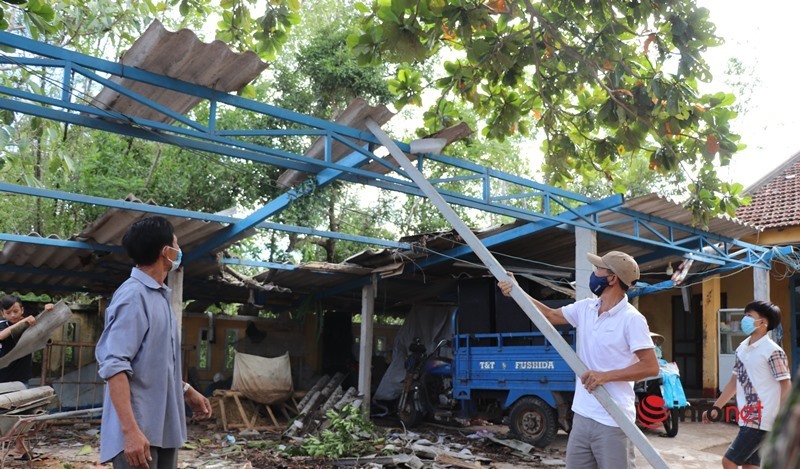 Quảng Nam: Hàng chục ngôi nhà bị tốc mái do lốc xoáy