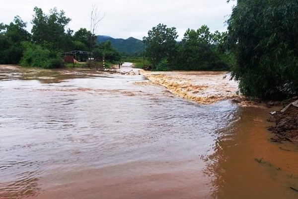 Nghệ An: Mưa lớn khiến rú Nguộc sạt lở, nhiều cầu tràn, nhà dân bị ngập nước