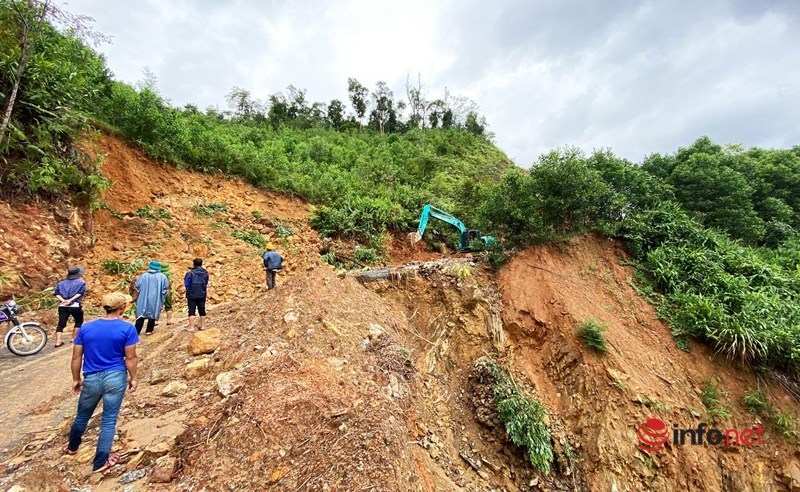 Các tuyến đường lên huyện miền núi Phước Sơn sạt lở nghiêm trọng do mưa lớn sau bão số 6