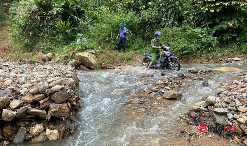 Các tuyến đường lên huyện miền núi Phước Sơn sạt lở nghiêm trọng do mưa lớn sau bão số 6