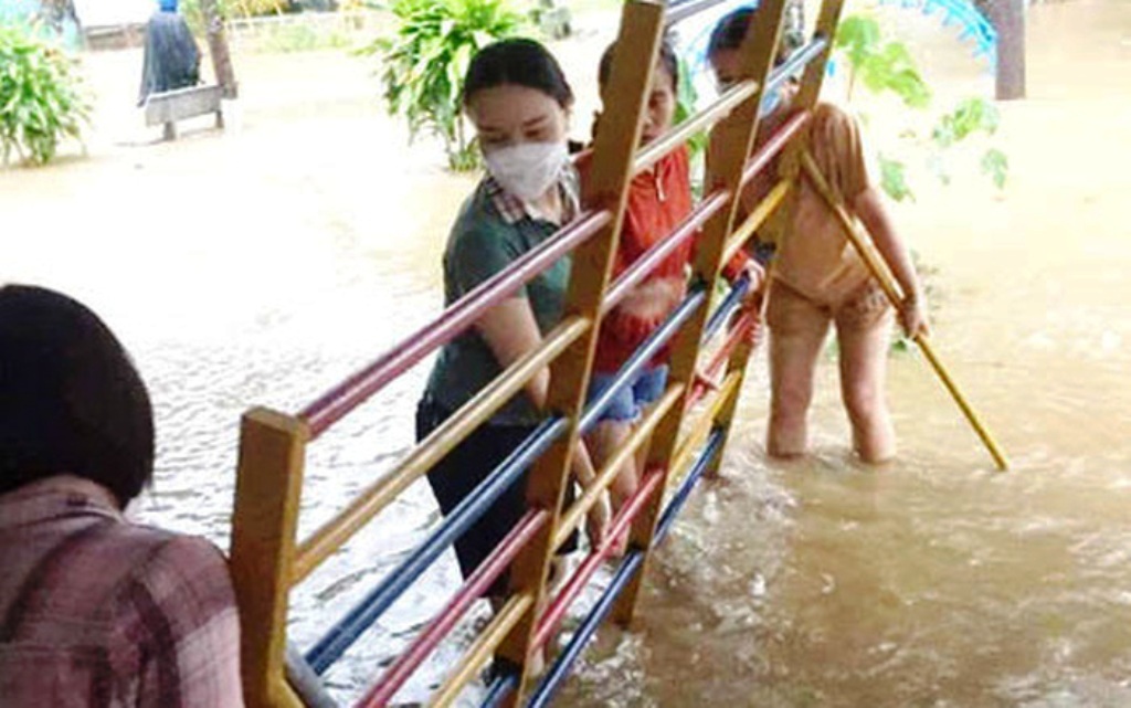 Nghệ An: Mưa lớn dài ngày quốc lộ ngập gần nửa mét, nhà cửa, tài sản thiệt hại nặng