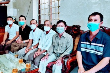 Nghệ An: 6 ngư dân thoát chết trong gang tấc nhờ quyết định bỏ tàu cứu người