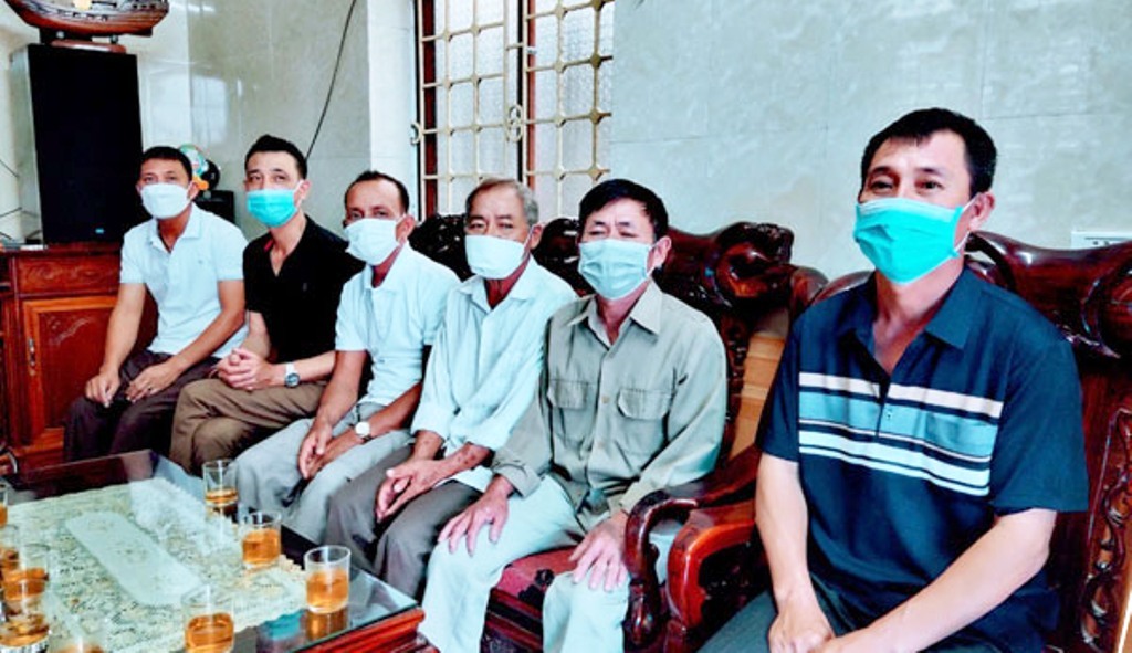 Nghệ An: 6 ngư dân thoát chết trong gang tấc nhờ quyết định bỏ tàu cứu người