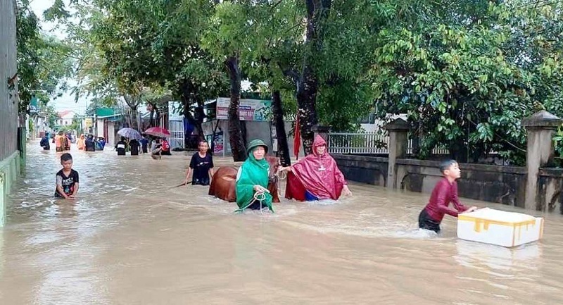 Nghệ An: Mưa lũ, 1 người mất tích, gần 700 nhà dân bị ngập, người dân di dời khẩn cấp