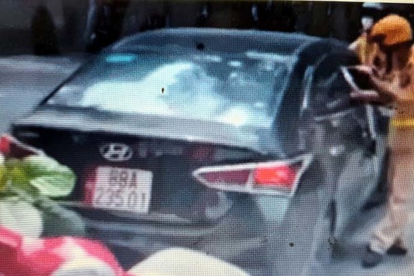 Truy tìm tài xế lái xe ô tô húc CSGT ngã “dúi dụi” xuống đường rồi bỏ chạy