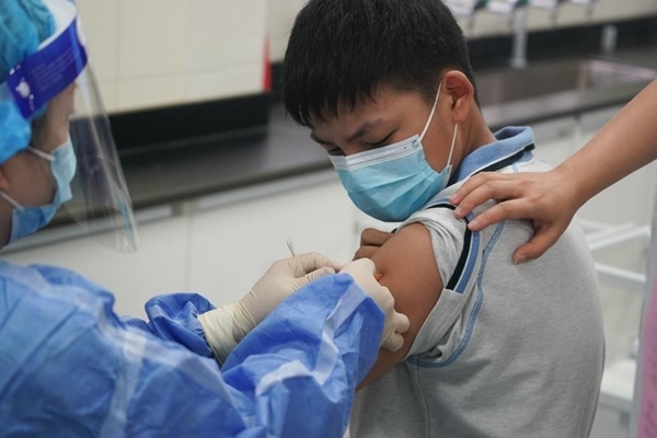 Nhiều quốc gia tăng tốc tiêm vắc xin Covid-19 cho trẻ em