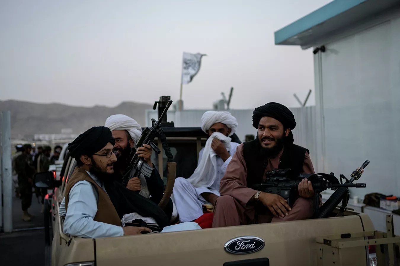 Taliban cấm người dân Afghanistan cạo râu và để kiểu tóc sành điệu