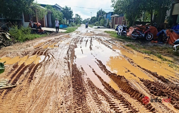 'Thót tim' qua cung đường lầy lội, trơn trượt sau mưa