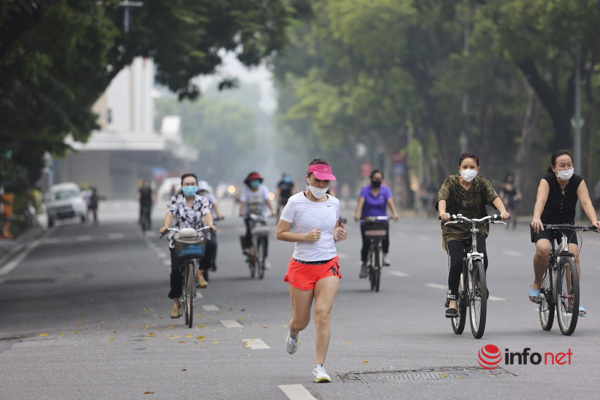 Hà Nội: Người dân nườm nượp ra đường tập thể dục sau 2 tháng ở nhà