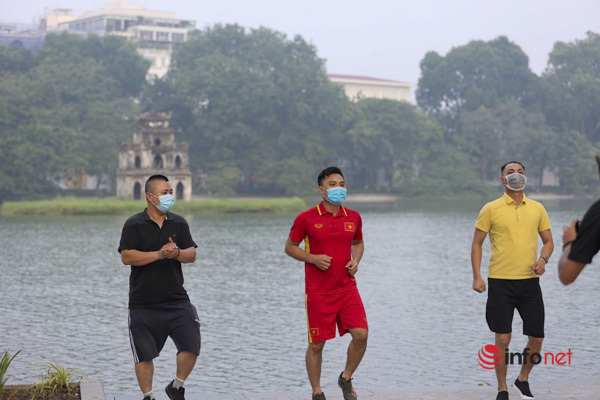 Hà Nội: Người dân nườm nượp ra đường tập thể dục sau 2 tháng ở nhà