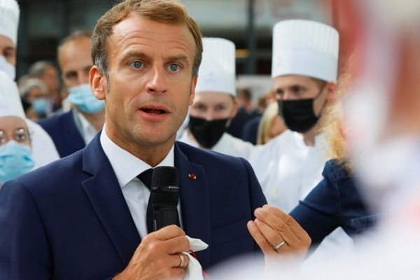Tổng thống Pháp bị ném trứng trúng vai khi tham dự hội chợ