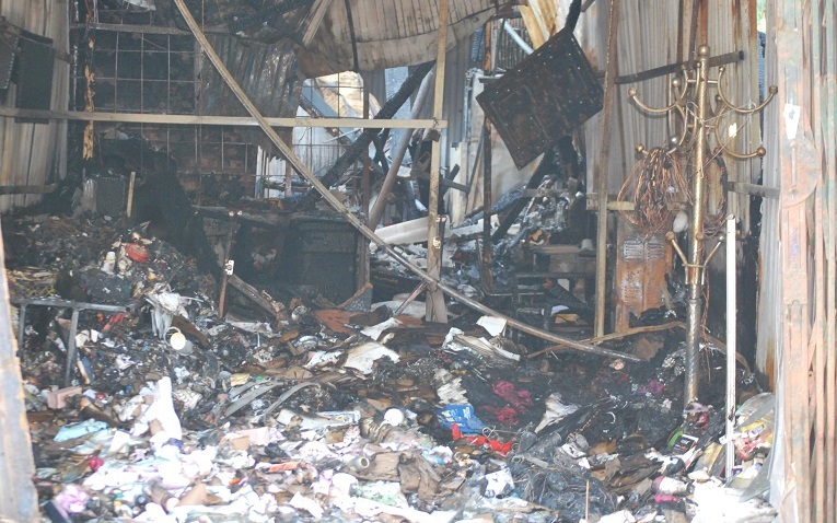 Cháy lớn ở chợ Vĩnh Hưng lúc nửa đêm, 4 ki ốt bị lửa thiêu rụi