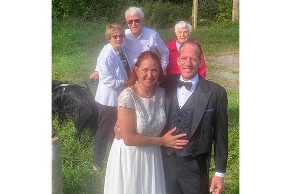 Vượt rào cản Covid-19, cặp đôi làm đám cưới ở biên giới Mỹ - Canada