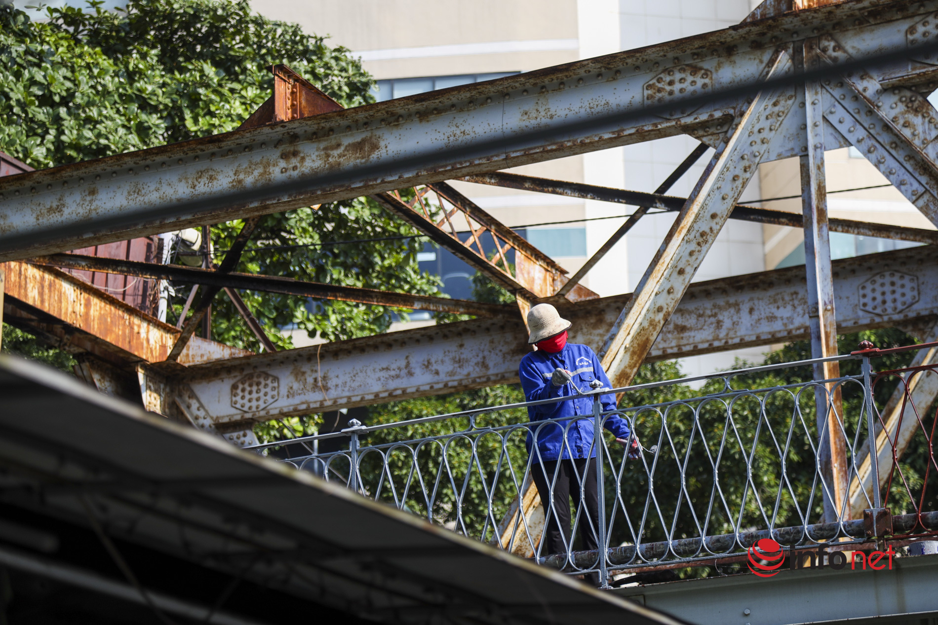 Công nhân sơn lại cầu Long Biên trong nắng gắt