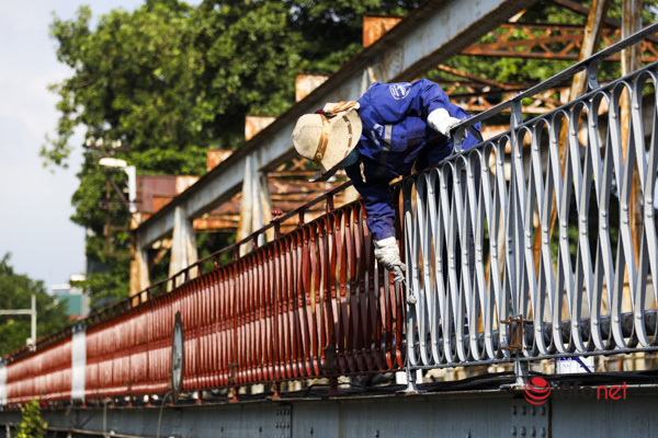 Công nhân sơn lại cầu Long Biên trong nắng gắt