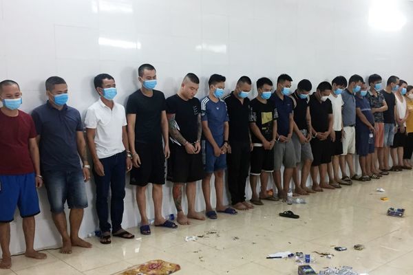 Nghệ An: Đột kích trại gà “khủng”, bắt giữ 23 đối tượng