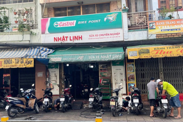 Tiệm sửa xe ở TP Hồ Chí Minh bỏ túi vài triệu đồng trong buổi sáng đầu tiên mở cửa
