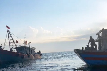 Tìm kiếm 2 người rơi xuống biển và lật thuyền mất tích ở Nghệ An