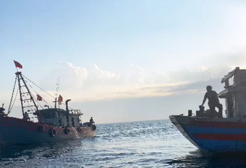 Tìm kiếm 2 người rơi xuống biển và lật thuyền mất tích ở Nghệ An
