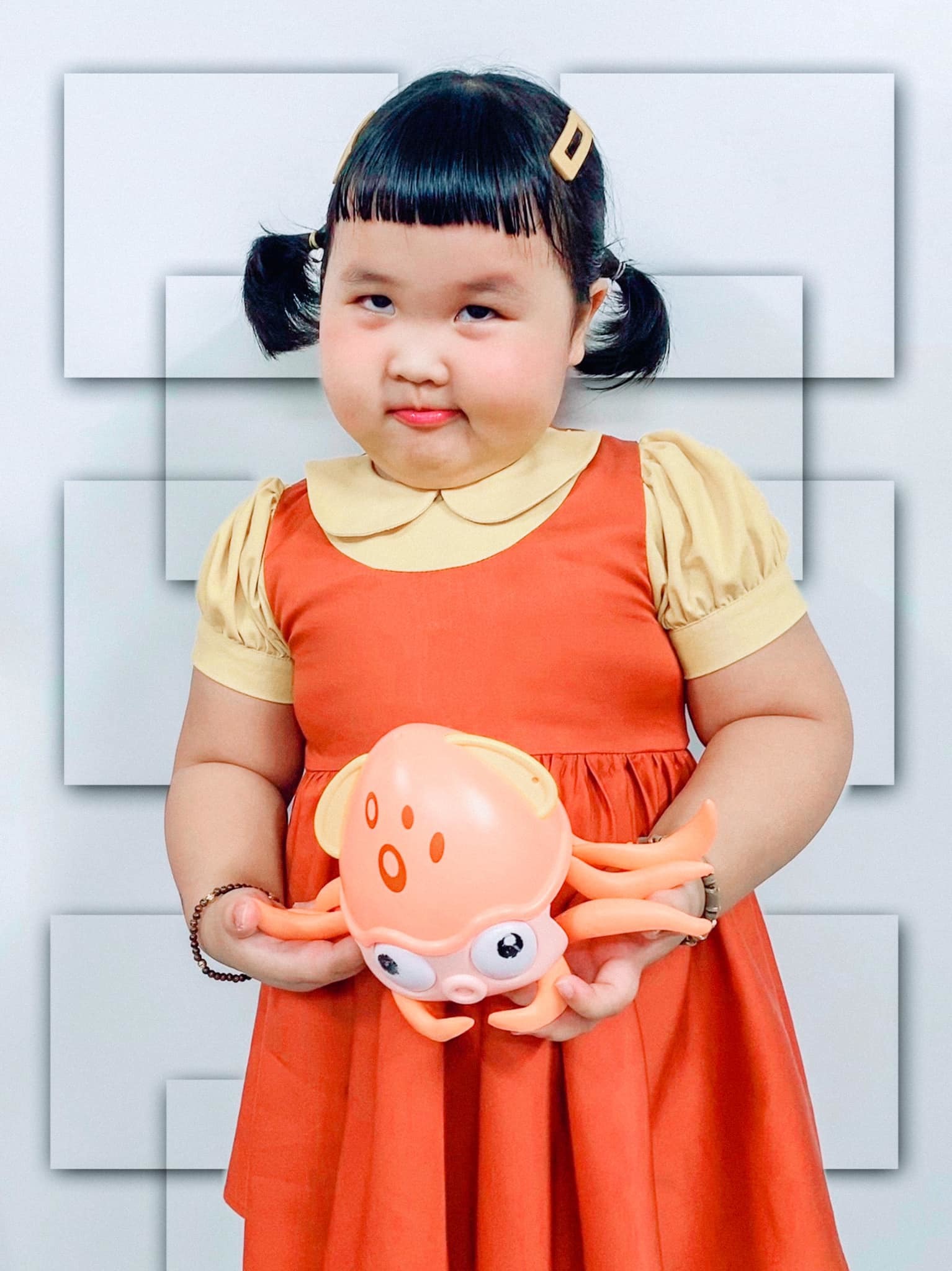 Bé gái 3 tuổi cosplay búp bê Squid Game, 'phiên bản đời thực' gây 'bão'
