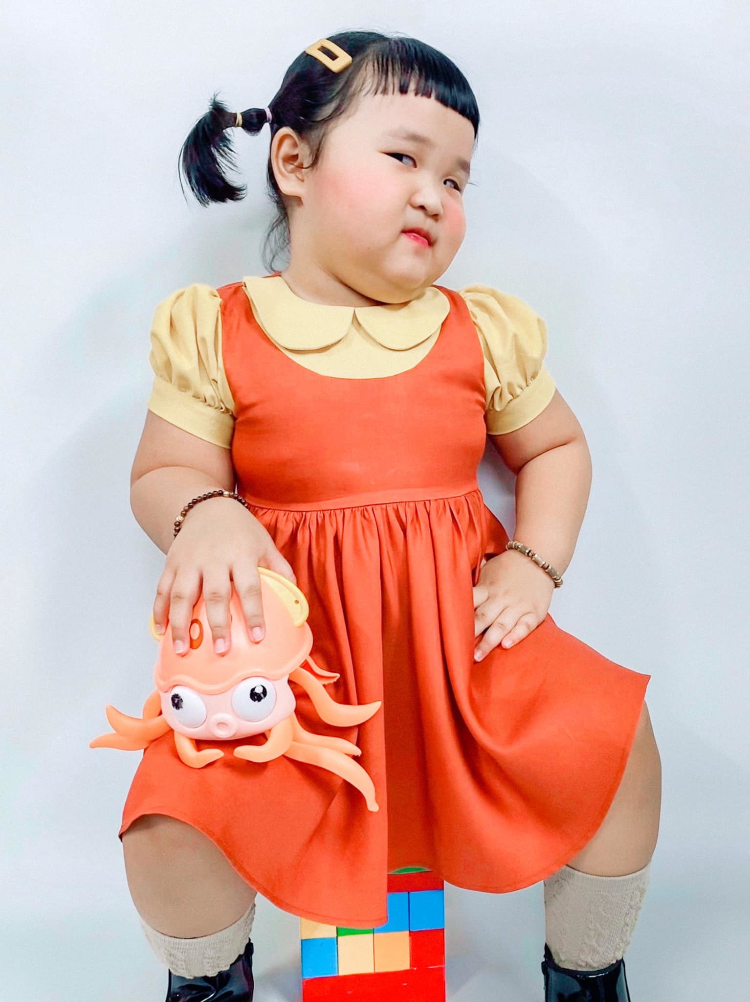 Bé gái 3 tuổi cosplay búp bê Squid Game, 'phiên bản đời thực' gây 'bão'