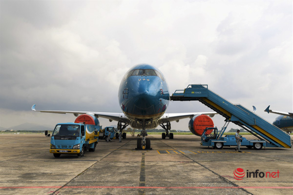 Hối hả bảo dưỡng máy bay đang phủ bạt ở Nội Bài, chờ ngày cất cánh, đảm bảo những chuyến đi an toàn