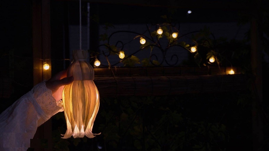 Đèn hoa xinh xắn bằng bẹ ngô của cô gái Việt tại Nhật
