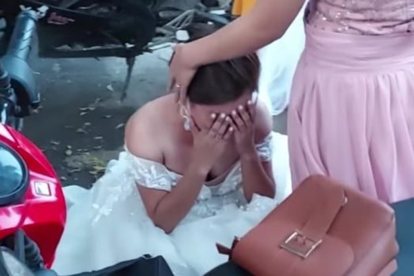 Cô dâu khóc nức nở khi biết tin bị lừa trong đám cưới