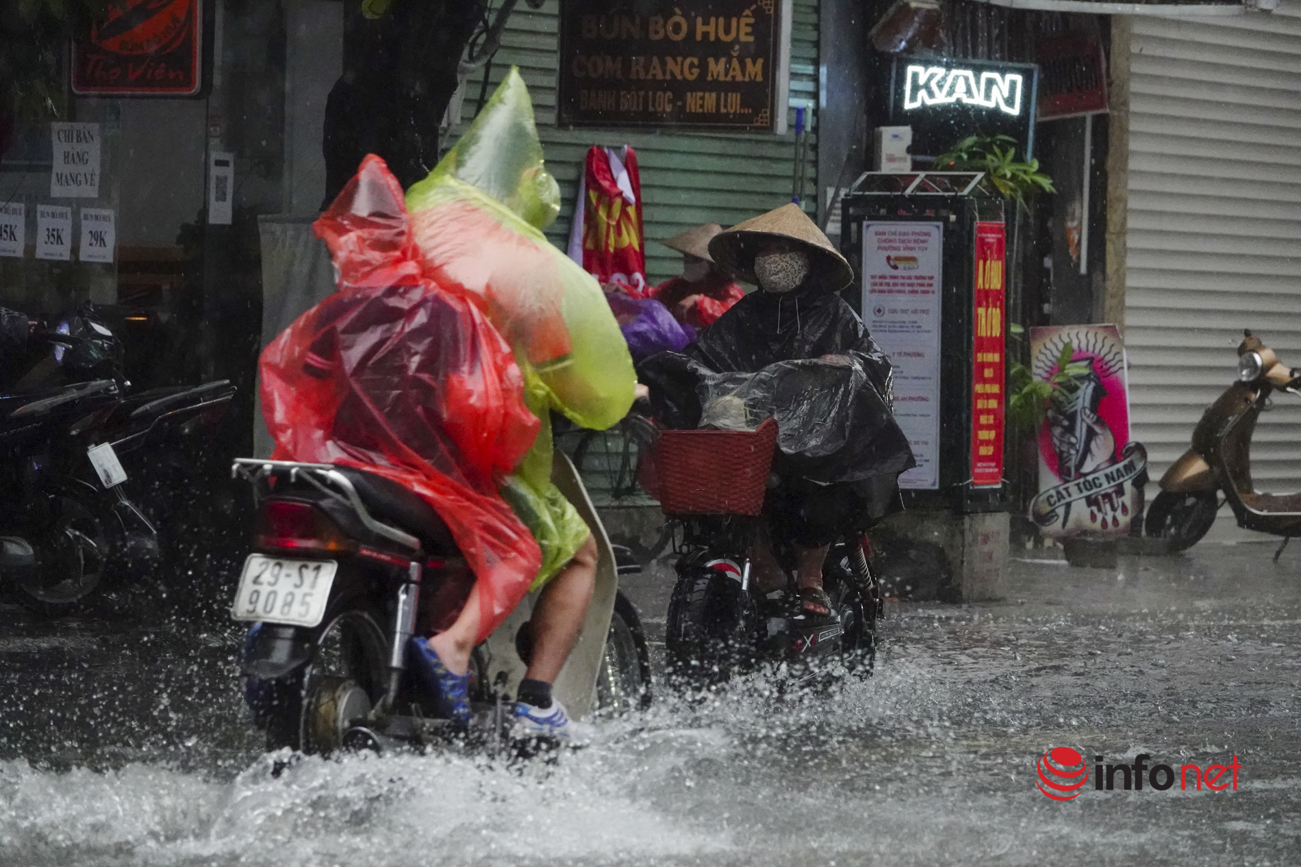 Hà Nội tắc đường kinh hoàng, người dân khổ sở đi làm về sau cơn mưa