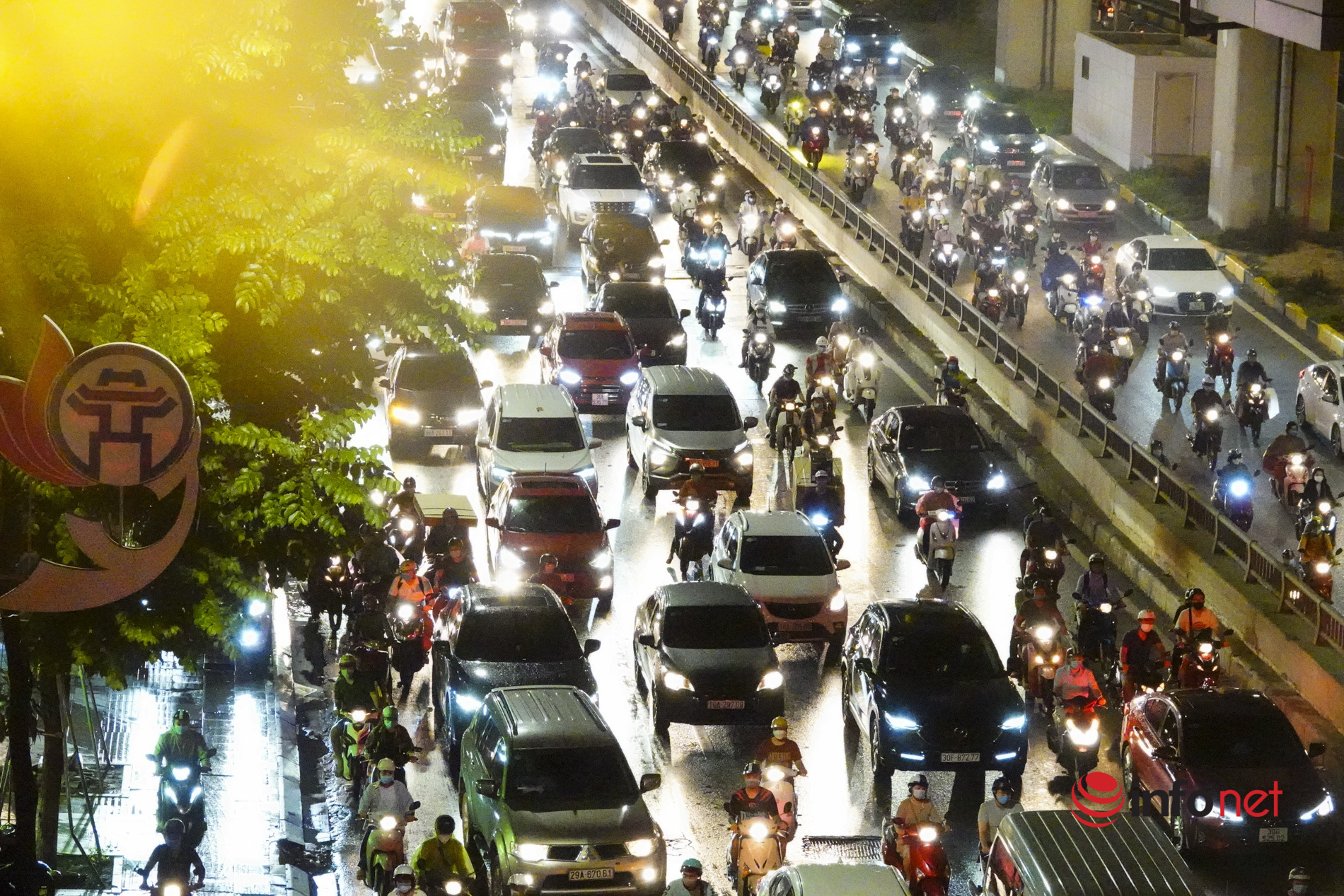 Hà Nội tắc đường kinh hoàng, người dân khổ sở đi làm về sau cơn mưa