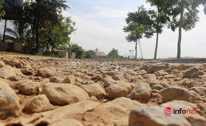 Nghệ An: Tỉnh lộ 538E 'nát như tương', người dân thót tim đi qua cầu sụt mố