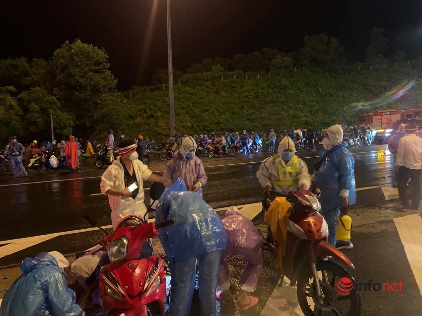 Trắng đêm cùng đội SOS Đà Nẵng dầm mưa sửa xe máy cho người dân trên đường về quê