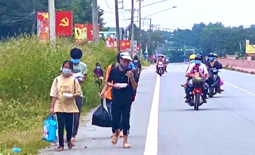 Đoàn người đi bộ từ Bình Dương về Nghệ An được tặng xe máy, đã về đến Đà Nẵng