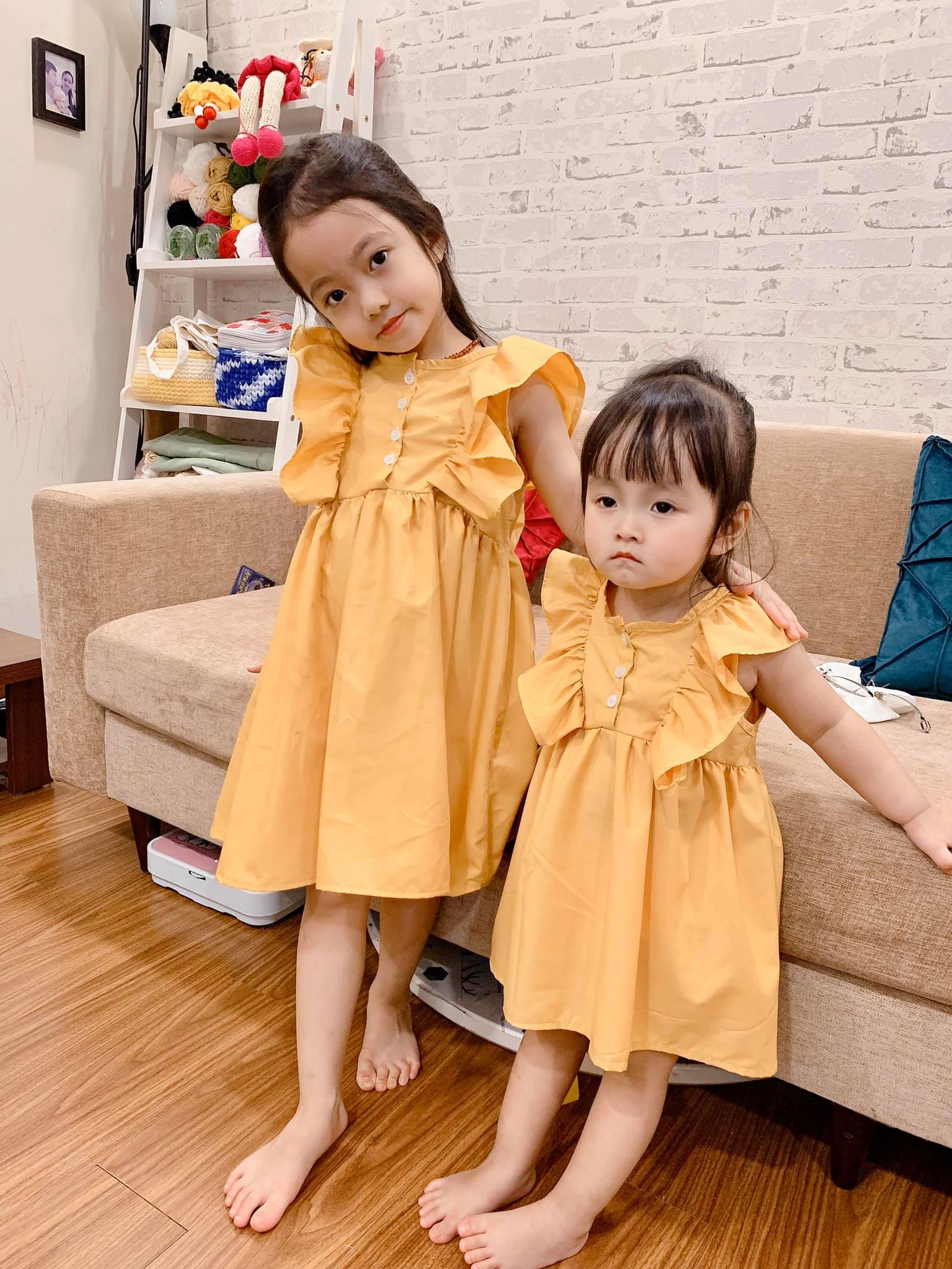 Mẹ đảm Quảng Ninh tự tay may cả bộ sưu tập váy 'cưng xỉu' cho hai con gái
