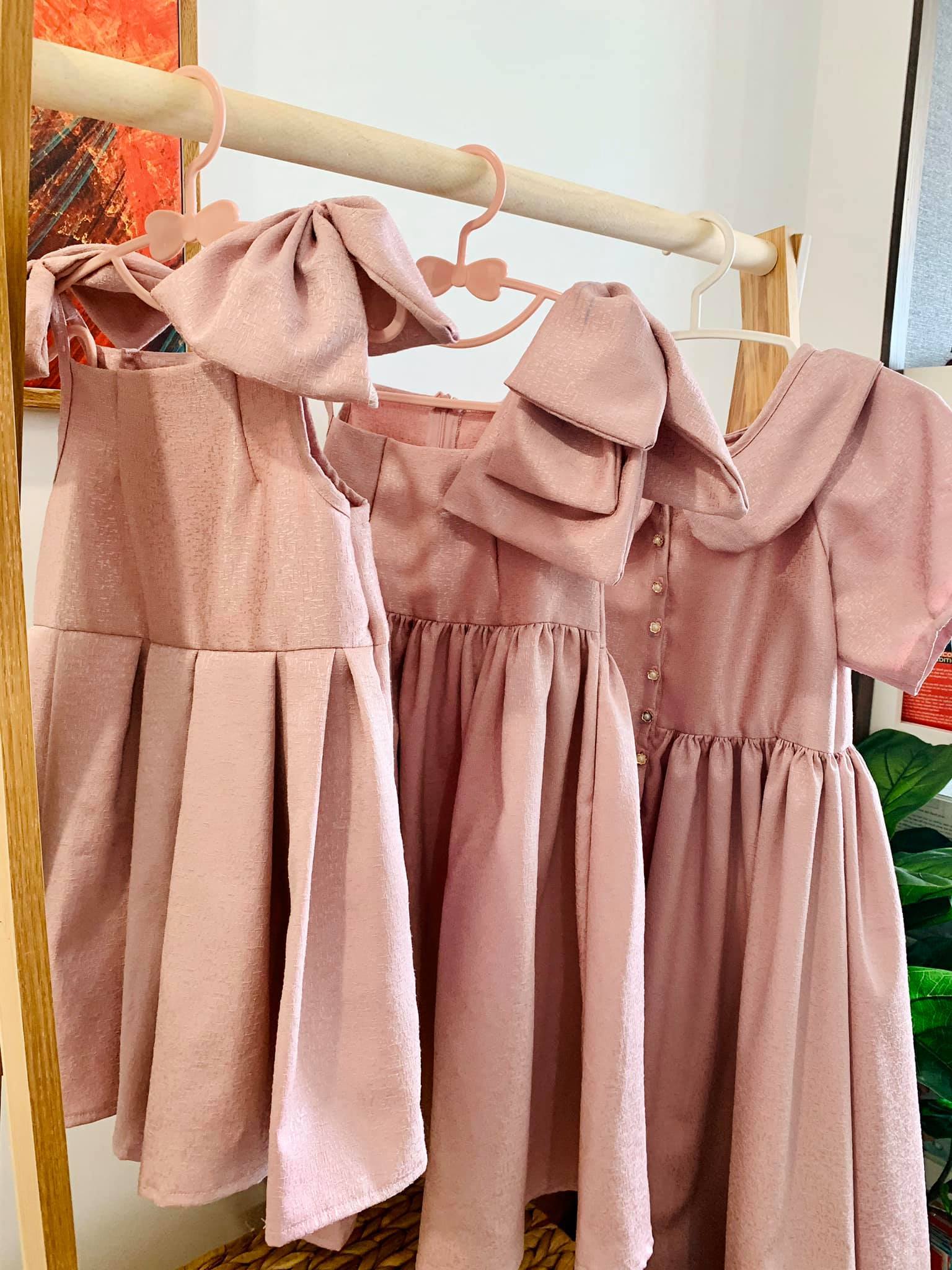 Mẹ đảm Quảng Ninh tự tay may cả bộ sưu tập váy 'cưng xỉu' cho hai con gái