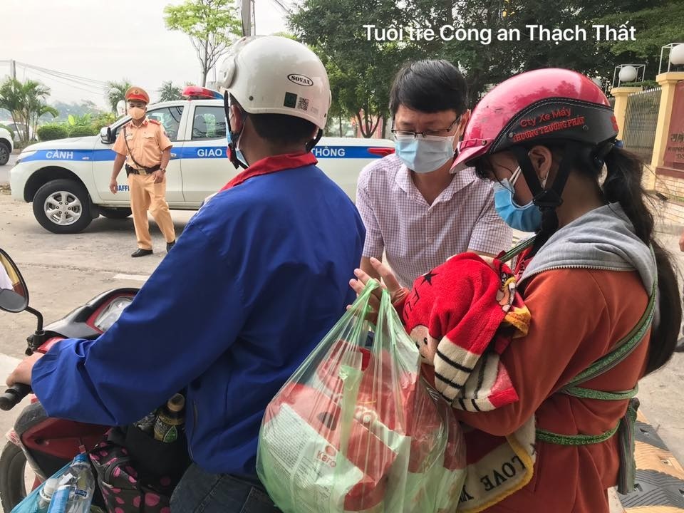 7 người đi xe máy từ Bình Dương bị lạc đường giữa đêm ở Hà Nội được giúp đỡ