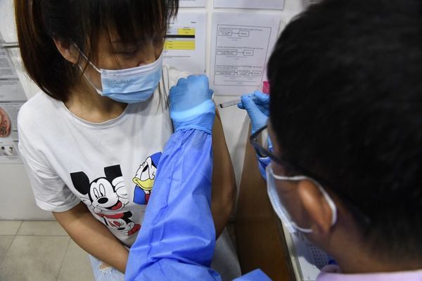 Vì sao nhiều người Singapore thích tiêm mũi 3 vắc xin Trung Quốc?