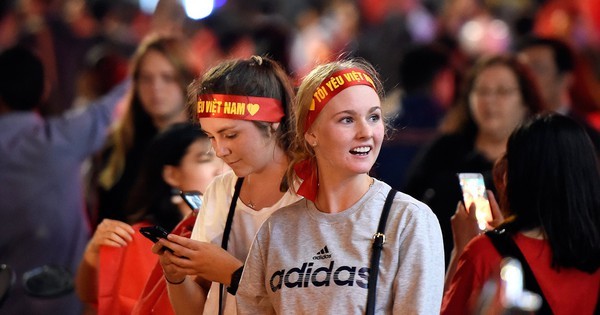 Hàng nghìn cổ động viên nước ngoài cổ vũ cho đội tuyển Việt Nam trong trận tối nay