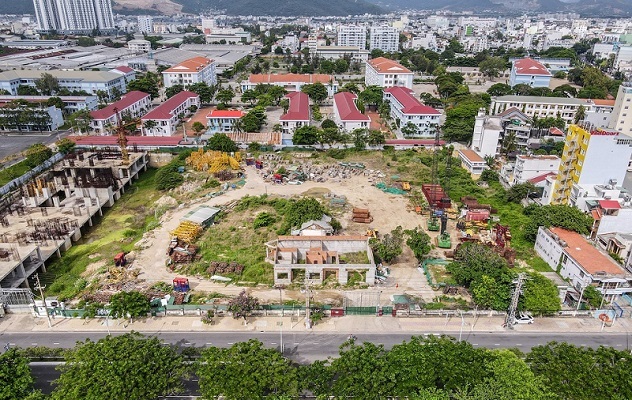 Hàng loạt khu 'đất vàng' bị bỏ hoang ở Nha Trang